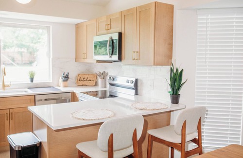 Oak Creek Parke Casa | Cozy Rustic Austin Retreat – just 15 min to Zilker Park & 17 min to downtown.