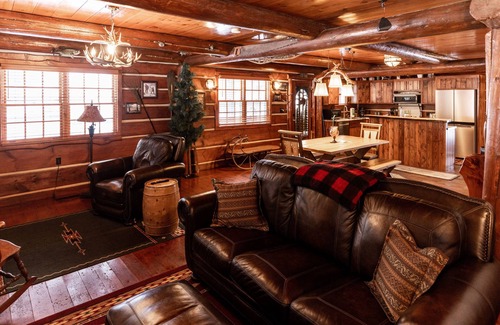 Hayward Cabina | Cozy, Rustic Luxury Cabin on Round Lake, with all of the modern conveniences!