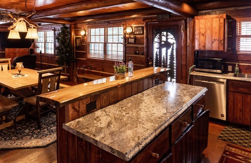 Hayward Cabina | Cozy, Rustic Luxury Cabin on Round Lake, with all of the modern conveniences!