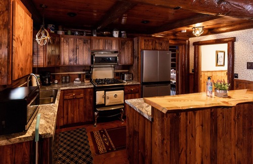 Hayward Cabina | Cozy, Rustic Luxury Cabin on Round Lake, with all of the modern conveniences!