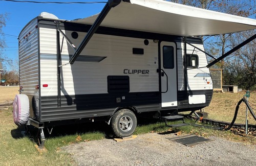 Mason Casa | Cozy RV in Mason Tn with WiFi, AC, Furnished, near Blue Oval