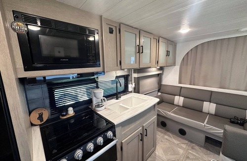 Magnolia Alquiler De RV | Cozy RV Stay · 21ft Trailer with Wi-Fi & Comfort