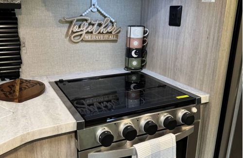 Goreville Alquiler De RV | Cozy RV with Master & Bunk Room in Goreville, IL a few steps from Lake of Egypt!
