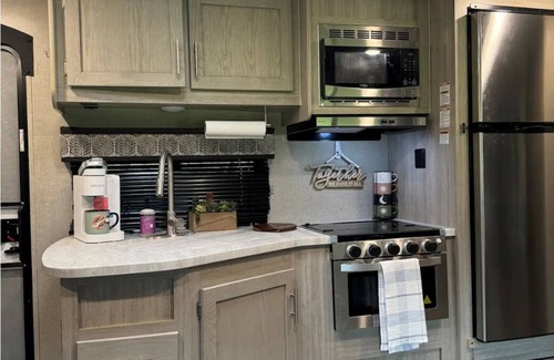 Goreville Alquiler De RV | Cozy RV with Master & Bunk Room in Goreville, IL a few steps from Lake of Egypt!