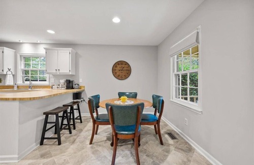 North Raleigh Casa | Cozy Sawmill Cottage Large Private Yard King Bed