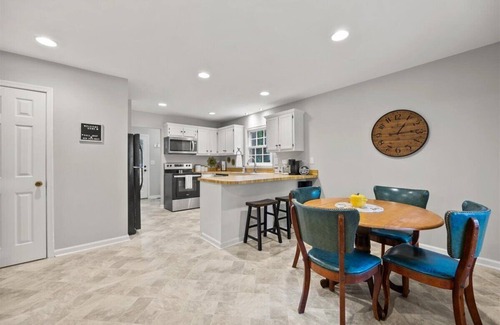 North Raleigh Casa | Cozy Sawmill Cottage Large Private Yard King Bed