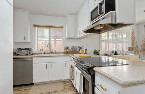 Riverside Casa | Cozy Scandi Boho Getaway with Massage Chair and BBQ