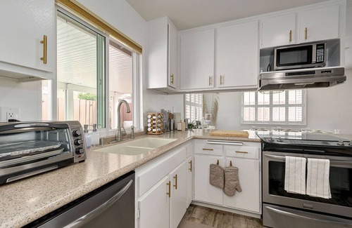 Riverside Casa | Cozy Scandi Boho Getaway with Massage Chair and BBQ