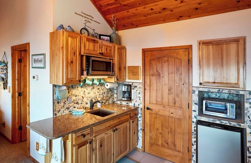 Schroeder Apartamento | Cozy Schroeder Studio w/ Deck on Lake Superior
