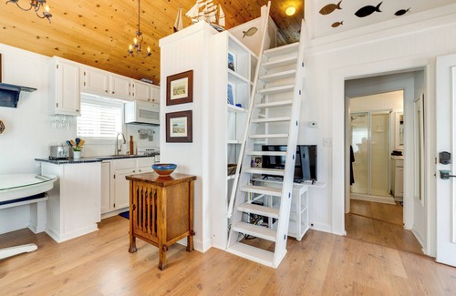 Seaside Cabaña | Cozy Seaside Cottage, Steps to Downtown & Beach