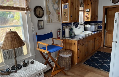 Malletts Bay Cabaña | Acogedora cabaña frente al lago durante todo el año con magníficas vistas!