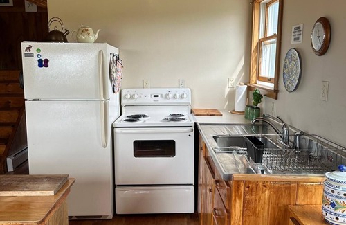 Mainesburg Otro | Cozy, secluded 2-bedroom farmhouse on 83 acres of pastures & woods