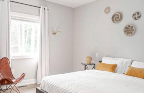 Moonstone Casa | Cozy Ski and Nature Retreat steps to Mount St. Louis, w hot tub!