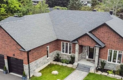 Moonstone Casa | Cozy Ski and Nature Retreat steps to Mount St. Louis, w hot tub!