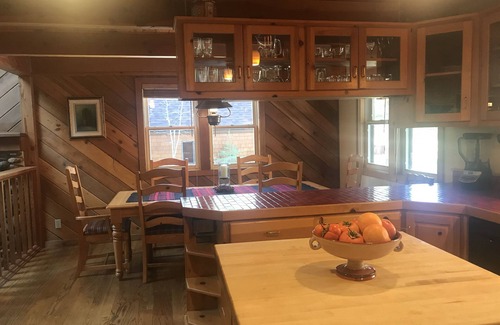 Truckee Cabina | Cozy ski home, close to Northstar Village. Free shuttle!