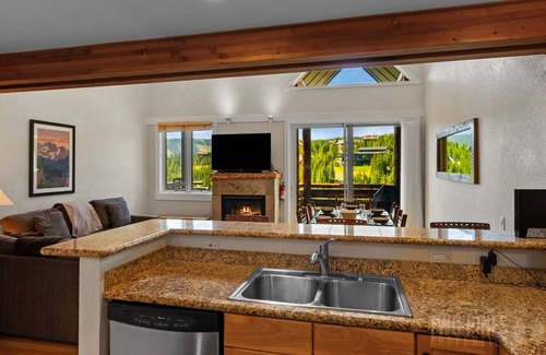 Saddle Ridge Condominio | Cozy Ski In/Out Condo! Private Patio ,Hot Tub, + Grill!