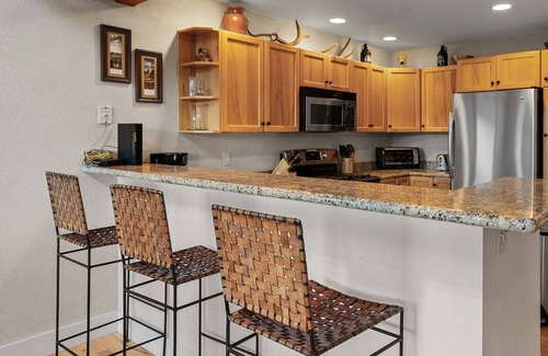 Saddle Ridge Condominio | Cozy Ski In/Out Condo! Private Patio ,Hot Tub, + Grill!