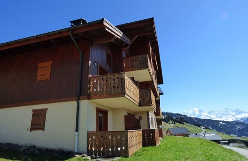 Bisanne 1500 Apartamento | Cozy Ski-in/Ski-out 3BR Mezzanine Apt with Balcony, Sleeps 10