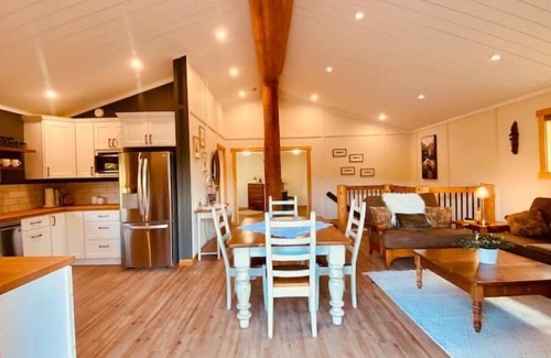 East Kootenay Chalet De Esquí | Cozy Ski Retreat with Moutain View/Ski In Property/Hot tub/5 mins to the Lifts