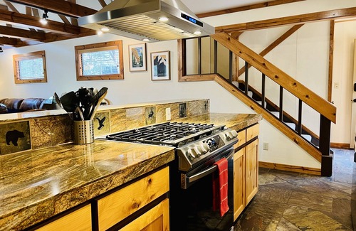 Sunriver Casa | Se admiten perros, pasos del pueblo, bañera de hidromasaje, 8 pases SHARC, WiFi, aire acondicionado, chimenea de gas