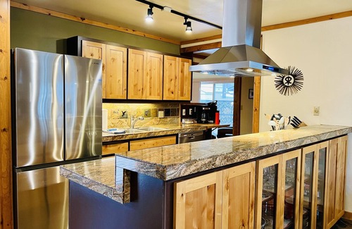 Sunriver Casa | Se admiten perros, pasos del pueblo, bañera de hidromasaje, 8 pases SHARC, WiFi, aire acondicionado, chimenea de gas