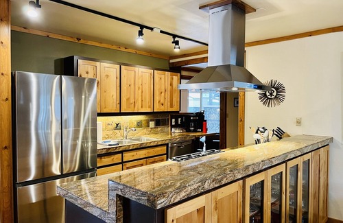 Sunriver Casa | Se admiten perros, pasos del pueblo, bañera de hidromasaje, 8 pases SHARC, WiFi, aire acondicionado, chimenea de gas