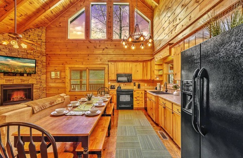 Gatlinburg - Pigeon Forge Cabina | Cozy Smoky Mountain Cabin with Hot Tub 🐶 PET FRIENDLY. ♥️