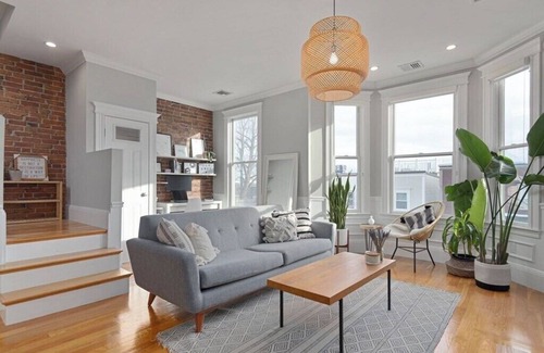 South Boston Condominio | Cozy Southie Condo with Fireplace and Private Roof Deck