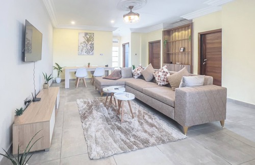 Teshie Apartamento | Cozy & Spacious 2BD APT w/QUEENbeds WIFI & Netflix East Legon