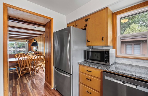 Kendall Cabaña | Cozy Spotless Lake Cottage- Flowers Galore, Fall Foliage and Gorgeous Sunsets