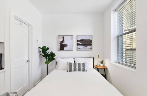 Buena Park Apartamento | Cozy Uptown Studio with In-unit laundry & Wi-Fi!