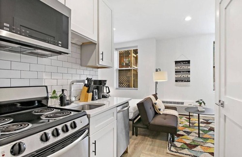 Buena Park Apartamento | Cozy Uptown Studio with In-unit laundry & Wi-Fi!