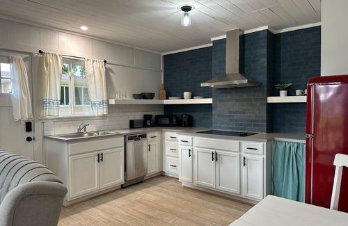 Summit Cabaña | Cozy Studio Cottage in Summit - near hospital, shopping, restaurants and more