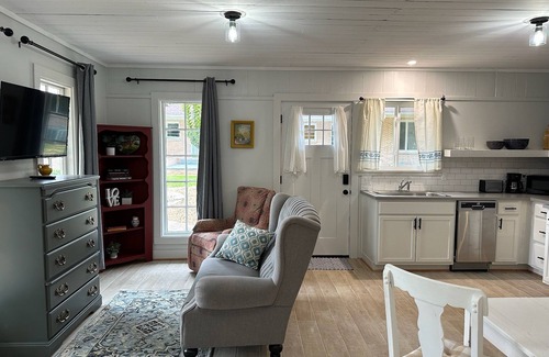 Summit Cabaña | Cozy Studio Cottage in Summit - near hospital, shopping, restaurants and more