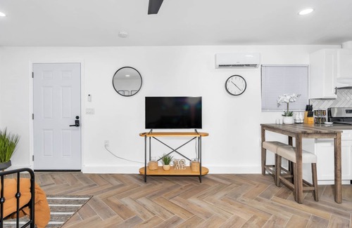 Tower District Apartamento | Cozy studio in Tower district with WiFi, AC