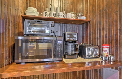 Montville Apartamento | Cozy Studio: Indoor Hot Tub & Inground Pool Access