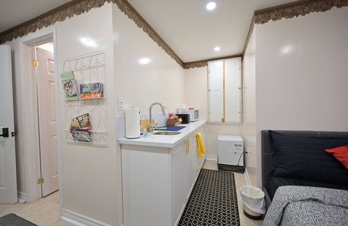 Pickering Apartamento | Cozy Studio: Private, Free Parking & Great Deals!