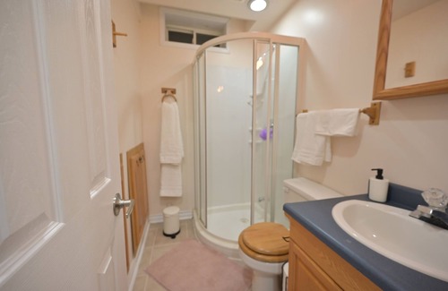 Pickering Apartamento | Cozy Studio: Private, Free Parking & Great Deals!