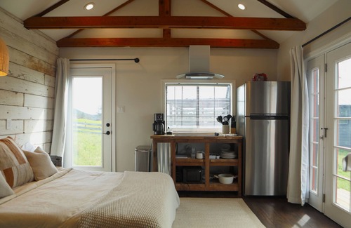 Jayhawk Apartamento | Cozy Studio Retreat: Romance & Serenity Await