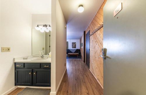 Truckee Casa | Cozy Studio w/Kitchen #112 at Donner Lake Village