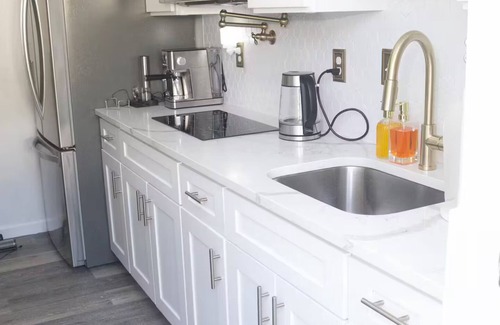 Lochearn Casa | Cozy Studio with Private Entrance.