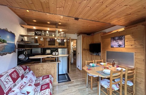 Meribel Centre Apartamento | Estudio acogedor con terraza y piscina, cerca de pistas y servicios en Méribel