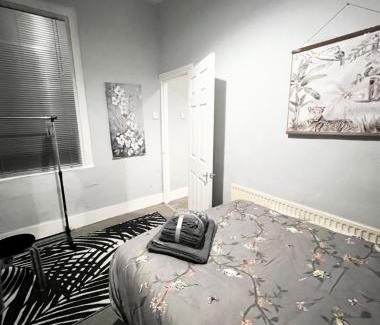 Kirkdale Casa | Cozy & Stylish 3-Bed house Parking & 3 Smart TVs