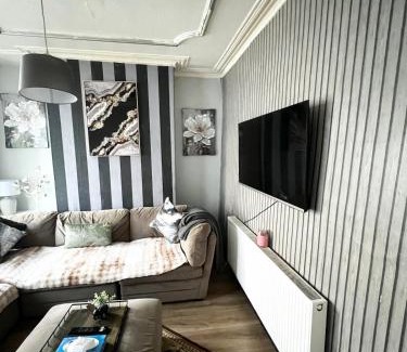 Kirkdale Casa | Cozy & Stylish 3-Bed house Parking & 3 Smart TVs