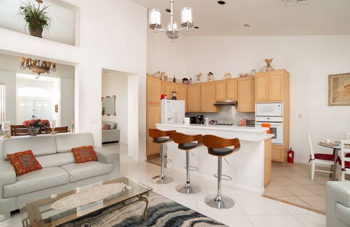 Spring Valley Casa | Cozy, Stylish High ceiling 3bd rm single story house 1790 sf for Business/Family