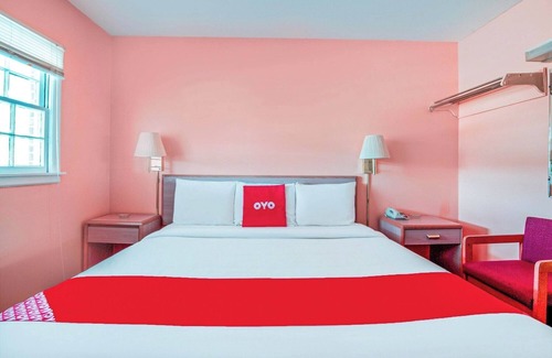 Durham Hotel | Cozy Suburban Room w/ King Bed + Mini Fridge for Ultimate Relaxation