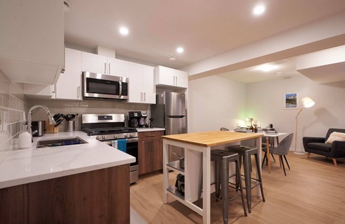 West Edmonton Casa | Cozy Suite near West Edmonton Mall with Full Kitchen, Office & Sofa Bed