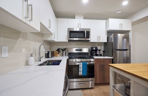 West Edmonton Casa | Cozy Suite near West Edmonton Mall with Full Kitchen, Office & Sofa Bed