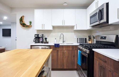 West Edmonton Casa | Cozy Suite near West Edmonton Mall with Full Kitchen, Office & Sofa Bed