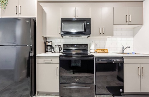 West Edmonton Casa | Cozy Suite near West Edmonton Mall